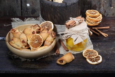 kruvasan reçel, tarçın ve portakal ile 