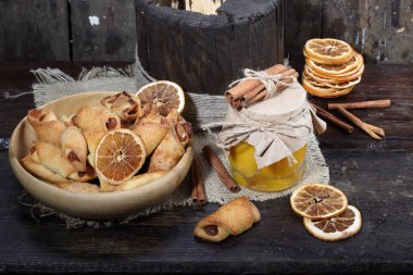 kruvasan reçel, tarçın ve portakal ile 