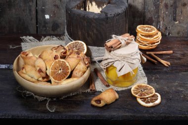 kruvasan reçel, tarçın ve portakal ile 