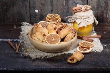 kruvasan reçel, tarçın ve portakal ile 