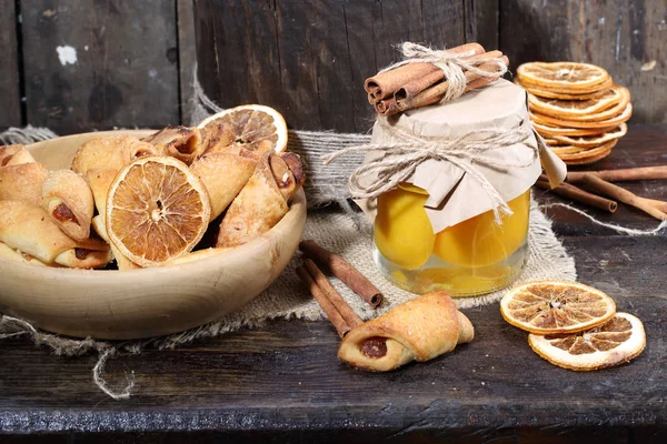 Croissants mit Marmelade, Zimt und Orange — Stockfoto