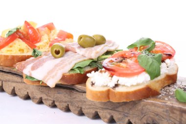 lor peyniri, jambon ve domates, bruschetta, appet ile buterbrody