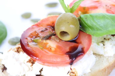 süzme peynir ve domates bruschetta, meze ile sandviç