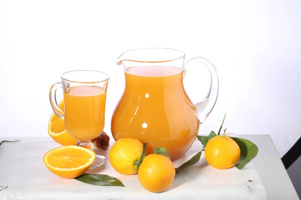 Tangerine SAP in een duidelijke werper op witte achtergrond — Stockfoto