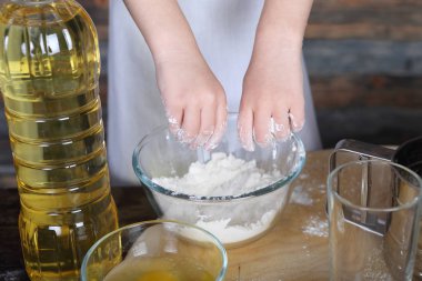 küçük kız hamur yapma