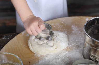 küçük Baker formu bir kurabiye hamuru keser.