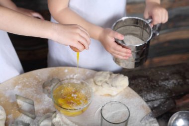 küçük Fırıncılar bisküvi yapmak