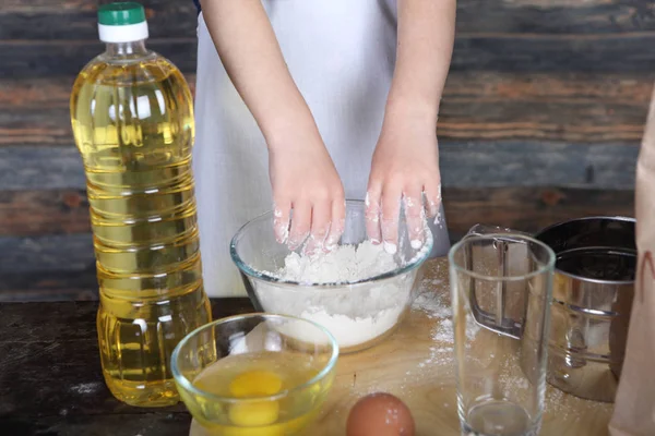 Niña haciendo masa de galletas — Foto de Stock