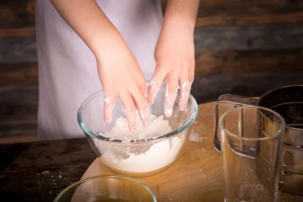 Девочка делет тесто для сладкой выпечки, процесс приготовления — стоковое фото