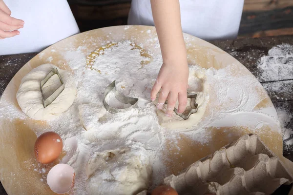 Weinig bakkers maken de koekjes — Stockfoto