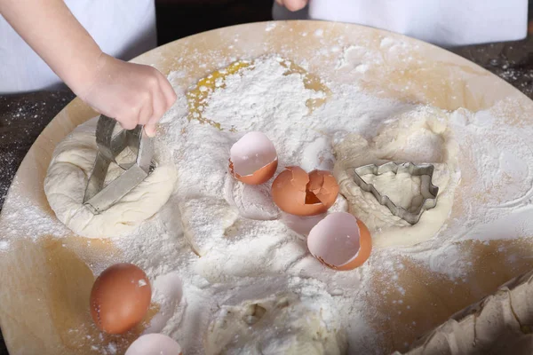 Weinig bakkers maken de koekjes — Stockfoto