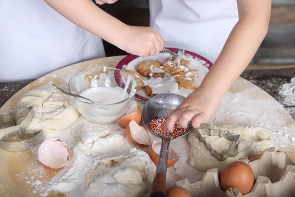 Маленькие пекари делают печенье — стоковое фото