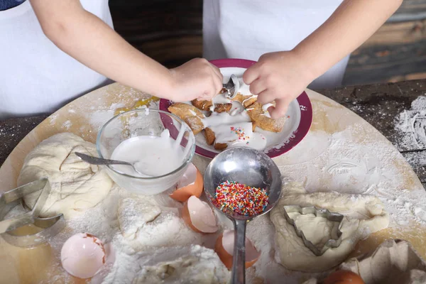 Маленькие пекари делают печенье — стоковое фото