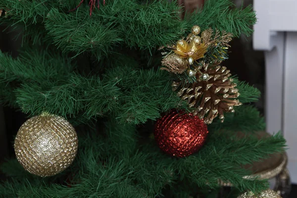 Guld och röda bollar på en julgran — Stockfoto