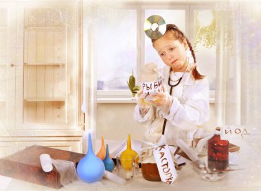 Kız beyaz bir elbise içinde doktor oynuyor