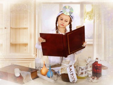 Kız beyaz bir elbise içinde doktor oynuyor