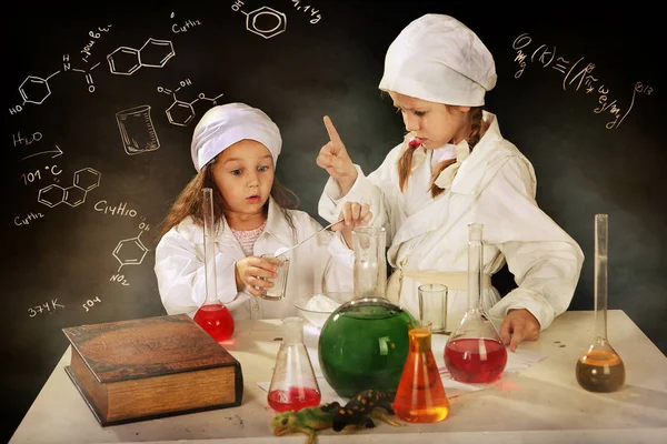Dziewczynki gry z chemików — Zdjęcie stockowe