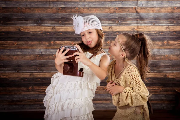 Kleine Mädchen spielen Fotografin und Model — Stockfoto