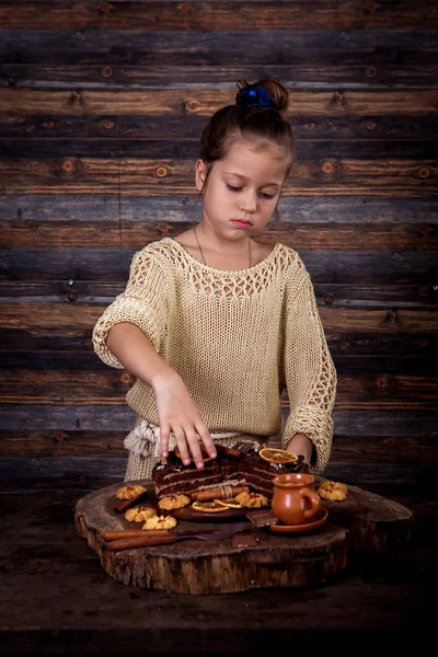 Дівчина робить натюрморт з випічкою — стокове фото