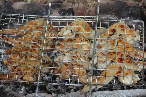 Les ailes sont grillées sur un gril fait maison — Photo