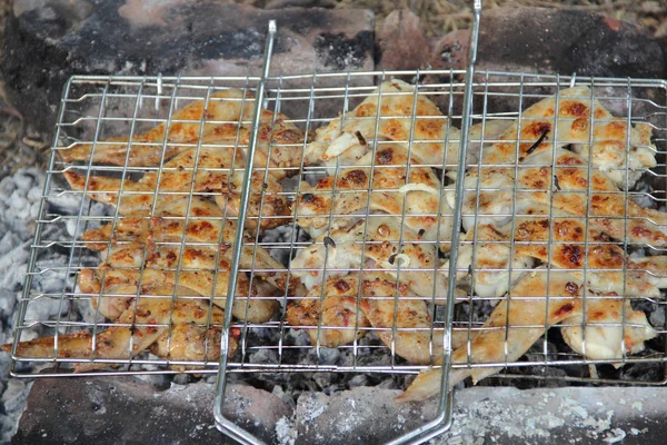 Les ailes sont grillées sur un gril fait maison — Photo