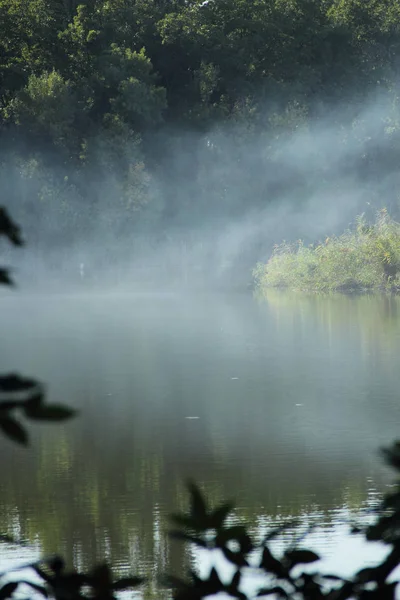 Mist kruipt over de rivier — Stockfoto