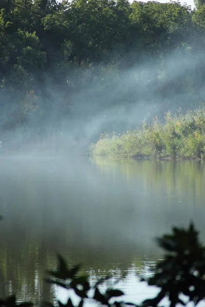 De rook van het vuur verspreidt over de rivier — Stockfoto