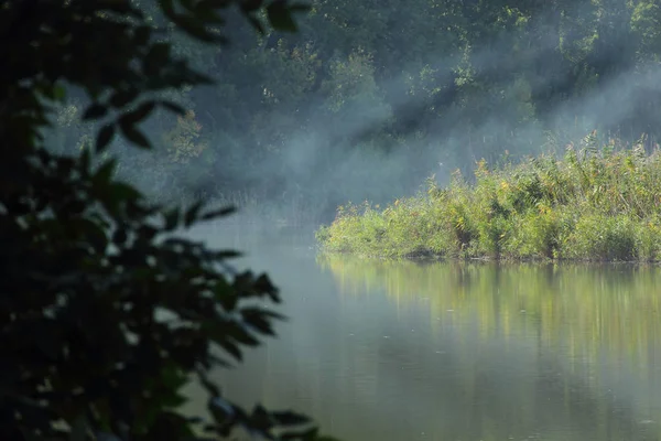 De rook van het vuur verspreidt over de rivier — Stockfoto