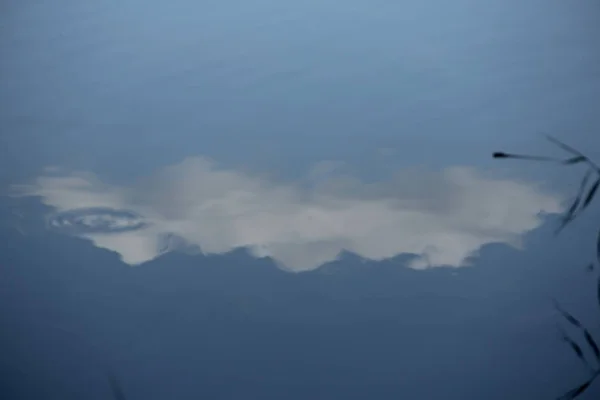 Nube blanca reflejada en el río — Foto de Stock