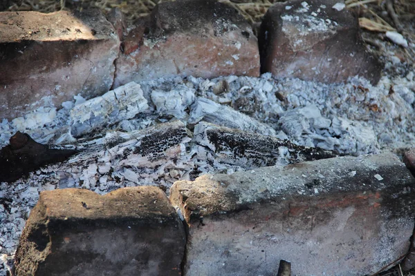 The cooled coals and ashes from the fire in the grill — Stock Photo, Image