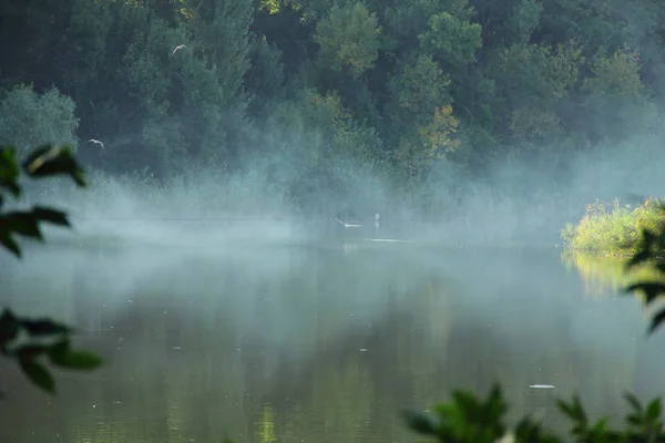 Nehri üzerinde yayılan tüten dumanı — Stok fotoğraf