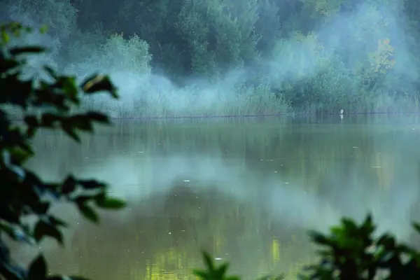 Dym z rozprzestrzeniania nad rzeką ognia — Zdjęcie stockowe