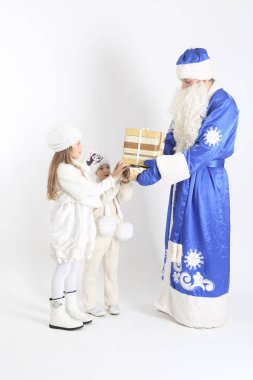 Noel Baba için çocuklara hediyeler verir