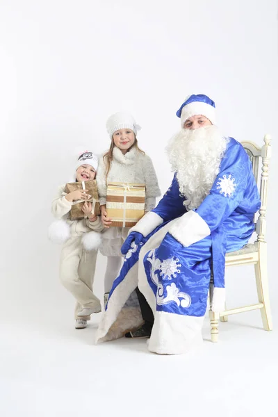 Noel Baba ve çocuk hediyeler ile — Stok fotoğraf