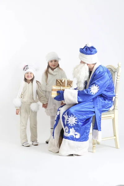Noel Baba ve çocuk hediyeler ile — Stok fotoğraf