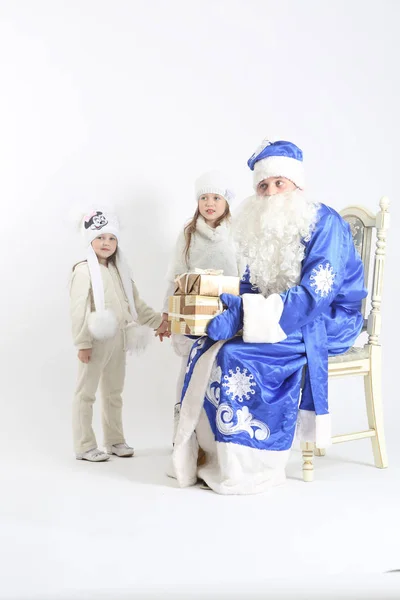 Noel Baba hediye ve çocukları ile — Stok fotoğraf