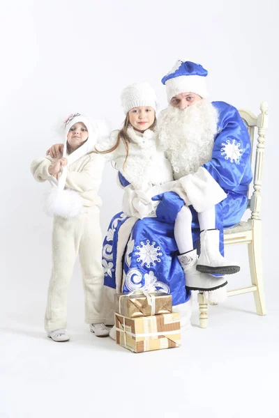 Noel Baba'nın kucağına oturan kız — Stok fotoğraf