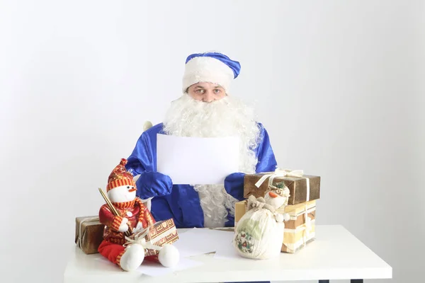 Noel Baba masa başında oturan bir mektup okuma — Stok fotoğraf