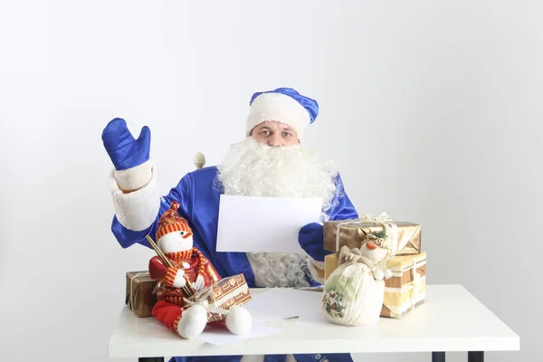 Noel Baba masa başında oturan bir mektup okuma — Stok fotoğraf