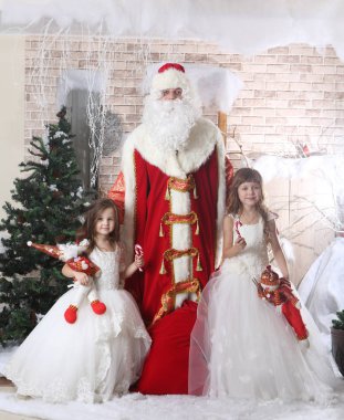 Noel Baba kırmızı şapkalı çocuk için konuşuyor