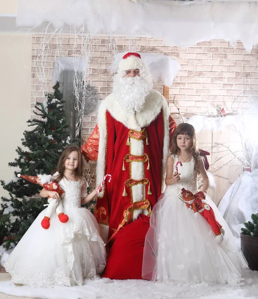 Santa Claus v červené čepici mluví k dětem — Stock fotografie