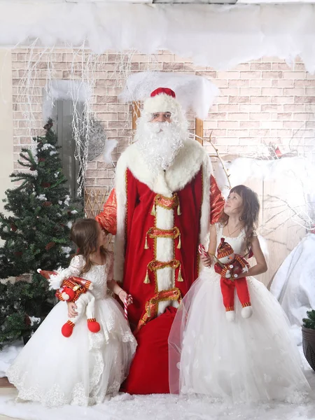 Santa Claus v červené čepici mluví k dětem — Stock fotografie