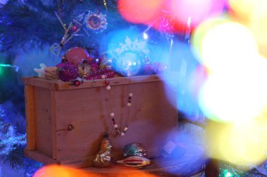 Mail order bir kutu Noel oyuncaklar