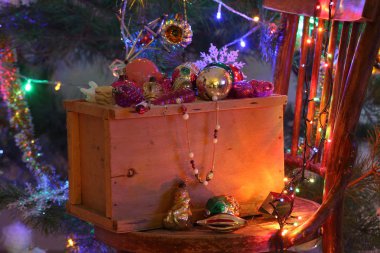 Mail order bir kutu Noel oyuncaklar