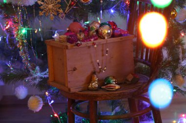 Mail order bir kutu Noel oyuncaklar