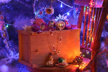 Mail order bir kutu Noel oyuncaklar