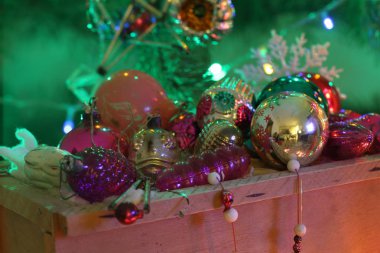 Mail order bir kutu Noel oyuncaklar