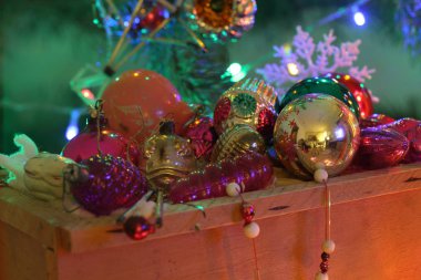 Mail order bir kutu Noel oyuncaklar