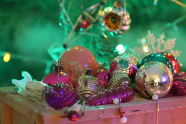 Mail order bir kutu Noel oyuncaklar