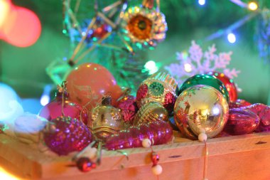 Mail order bir kutu Noel oyuncaklar